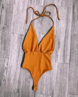 Body de crepe color mostaza con escote en V y tirantes ajustables para un ajuste personalizado.