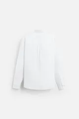 Camisa azul marino de corte regular fit, confeccionada en tejido de algodón Oxford. Tiene cuello abotonado, manga larga con puños abotonados, bolsillo de parche en el pecho y cierre frontal con botones.