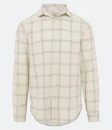 Camisa masculina regular de lino y algodón, color beige claro con estampado de cuadros grises. Tiene cuello inglés, mangas largas y abotonadura frontal.