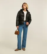 Campera puffer negra con capucha y cierre de cremallera.