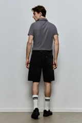 Remera polo gris de piqué liviano de mezcla de algodón, manga corta, cuello clásico y tapeta de botones. Corte ajustado. Confeccionada con tejido funcional COOLMAX®, una fibra exclusiva de poliéster de secado rápido que elimina la humedad y regula la temperatura corporal.