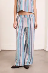 Pantalón rayado con elástico en la cintura y corte holgado.