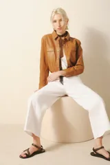 Pantalón jean blanco de corte oxford, tiro alto y largo midi.