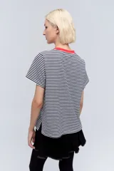 Remera a rayas horizontales blancas y azul marino, de corte recto, con cuello redondo rojo y logo bordado en el pecho.