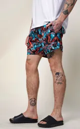 Short de baño de microfibra de secado rápido, con estampado de cabezas de caballo en tonos azules y naranjas. Posee cordón ajustable en la cintura con inscripción repetida y un bolsillo trasero.