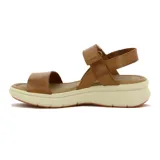 Sandalias de cuero color marrón claro, con plataforma blanca y suela color ladrillo. Tiene una tira ancha sobre los dedos y una pulsera con velcro en el tobillo.