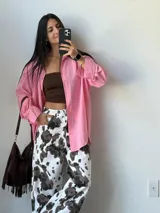 Camisa rosa de mangas largas con botones.