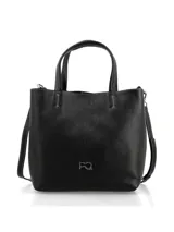 Cartera negra de cuero con doble asa corta y correa larga extraíble. Tiene logo metálico plateado en el frente, cierre con broche metálico y bolsillo interno con cierre.