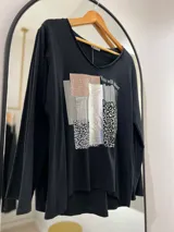 Remera negra de manga larga con escote en pico y estampa sublimada en el frente con la frase "You will shine".