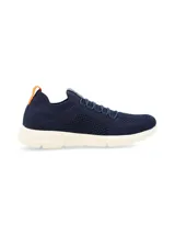 Sneaker azul marino de tejido de punto con cordones elásticos, suela blanca de goma y tirador naranja en el talón.