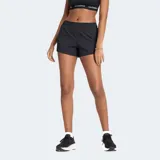Short de running negro con cintura elástica y cordón ajustable. Presenta tejido perforado y elástico en cuatro direcciones, con slip interior sin costuras para mayor sujeción y comodidad.