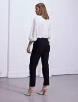 Pantalón negro de gabardina elastizada, marca Ruby Rd. Modelo recto con bolsillos delanteros y traseros, terminación al tobillo.