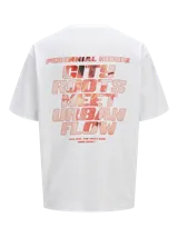 Camiseta blanca de manga corta con cuello redondo, corte holgado y estampado frontal con la frase "City Roots Meet Urban Flow" en color rojo.