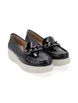 Mocasín de cuero con hebilla metálica en el empeine y plataforma de caucho, diseño moderno y elegante.
