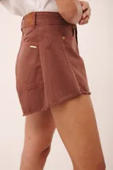 Short de jean de tiro alto, color negro lavado, con corte ancho y dobladillo deshilachado.