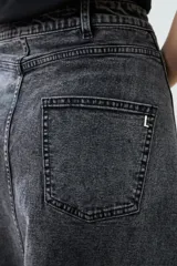 Maxi falda de jean gris oscuro con diseño de paneles y cinturón con hebillas plateadas.