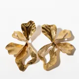 Aros colgantes con forma de flor en color dorado, con textura acanalada.