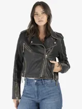 Chaqueta de cuero negra estilo motoquera, corte cropped, con cierre cruzado y múltiples bolsillos con cierre.