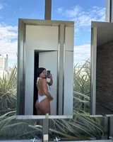 Malla entera blanca de encaje con forro blanco, corte cavado y espalda descubierta.