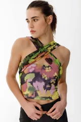 Top con estampado floral en tonos verde, amarillo, rosa y negro. Diseño cruzado con escote off-shoulder y mangas cortas.