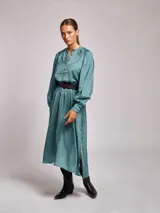 Vestido midi con cuello mao, manga larga abullonada y cinturón a tono.