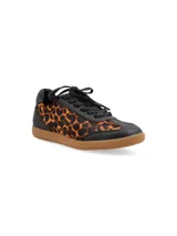 Zapatillas acordonadas doradas de cuero, con suela marrón de goma.