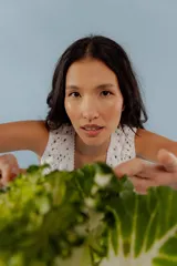 Chaleco blanco de encaje con corte sastrero y cuello redondo.