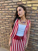 Collar corto con cuentas de nácar teñidas en colores y barritas de coral. Se cierra con cadena de acero quirúrgico y ganchito para regular el largo.