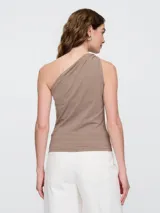 Musculosa ajustada de manga única con un nudo decorativo en el hombro.