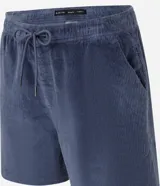 Bermuda de terciopelo color crema, corte runner, con cintura elástica, cordón ajustable y bolsillos laterales.