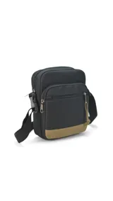 Morral pequeño de color negro confeccionado en tela tafeta con detalles en símil cuero color beige. Presenta apertura superior con cierre, dos bolsillos frontales con cremallera y compartimentos internos. Incluye una correa de galón regulable para uso cruzado.