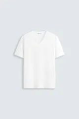 Camiseta blanca slim fit de algodón con elasticidad, cuello pico y manga corta.