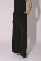 Conjunto de pantalón y top de seda color gris, con cuello halter y corte holgado.