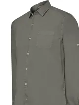 Camisa de hombre manga larga color marrón, confeccionada en popelina de algodón orgánico. Tiene cuello italiano, calce regular, bolsillo en el pecho con logo bordado y mangas ajustables con botón.