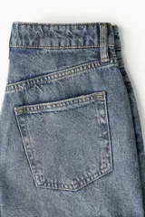 Short de jean de tiro alto con cinco bolsillos, confeccionado en denim grueso de algodón.
