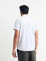 Camisa de manga corta con rayas verticales blancas y grises, cuello abotonado y corte clásico.