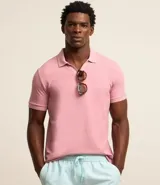 Polo de hombre color rosa, corte confort, cuello polo y manga corta. Confeccionada en tejido de algodón texturizado.