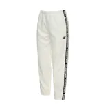 Pantalón deportivo New Balance Performance Fleece para mujer, color blanco, con cintura elástica, corte holgado y logo de la marca en la pierna izquierda. Presenta una banda lateral con la inscripción "New Balance" repetida en negro.