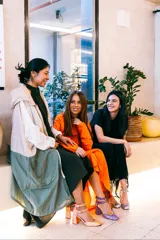 Zapatos de tacón color lila con glitter, punta redondeada y doble tira con hebilla en el tobillo.