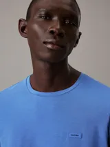 Remera azul de algodón elástico, corte slim, cuello redondo y parche con logo de Calvin Klein en el pecho.