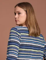 Blusa texturada con cuello redondo y escote en V con aplique metálico. Diseño a rayas horizontales en tonos azul, verde, blanco y negro.