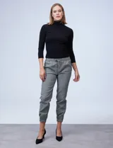 Pantalón jogger con estampado de cuadrillé, de pretina ancha elastizada y frunces, con bolsillos laterales y ruedo con elástico.