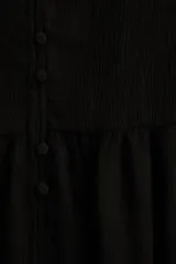 Vestido corto negro de tejido arrugado con cuello mao y abertura en V, mangas cortas con doblez, botones forrados y costura fruncida en la cadera.