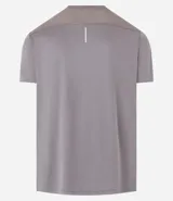 Remera deportiva blanca de poliéster, con cuello redondo, mangas cortas y recortes laterales.