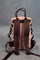 Matera estilo mochila color negro, confeccionada en nylon combinado con símil cuero. Cuenta con tapa con cierre metálico, bolsillo interno, asas y correa extensible.