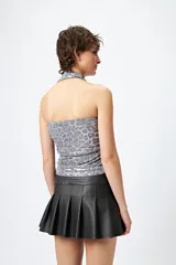 Top strapless color beige con estampado animal print metalizado y pañuelo a tono que se ata al cuello.