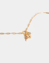 Collar corto con cadena de eslabones dorados y múltiples dijes colgantes.