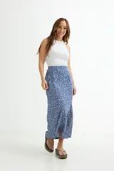 Falda midi de corte evasé con estampado floral en tonos azules y blancos.