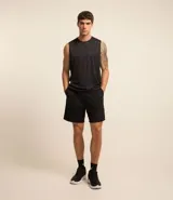 Bermuda deportiva negra con tecnología Dry, cintura elástica con cordón interno, bolsillos laterales y estampado de letras en el lateral.