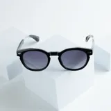 Lentes de sol negros con cristales polarizados esfumados y protección UV400.
